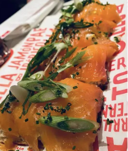 E by José Andrés signature dishes The José Experience
Pollo Al Ajillo
Salmon Con Espinaca